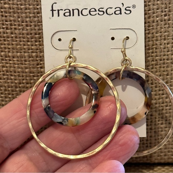 NWT Francesca’s Earrings gold tone hammered circles w/ acrylic marbled circle - Picture 4 of 7